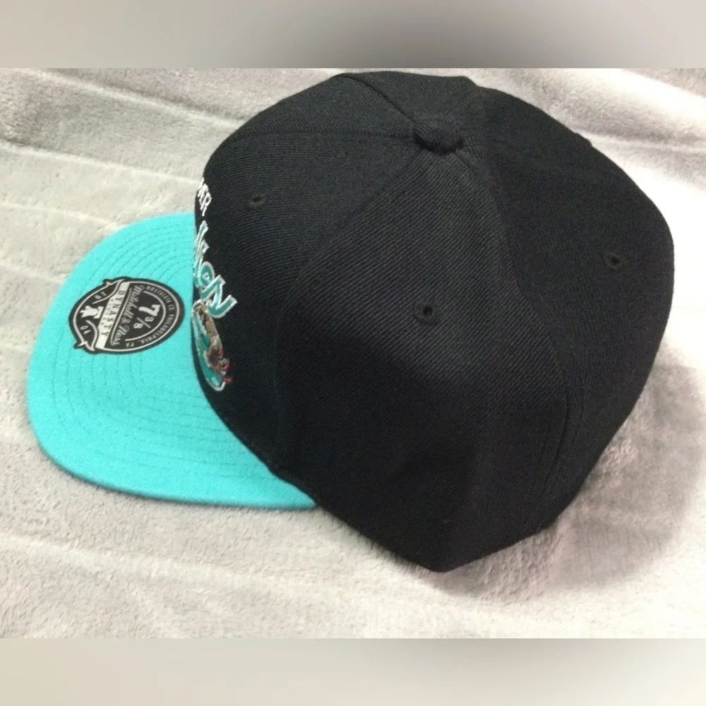 Mitchell & Ness Vancouver Grizzlies Black and Teal Fitted Hat Size 7 3/8 - Picture 3 of 7
